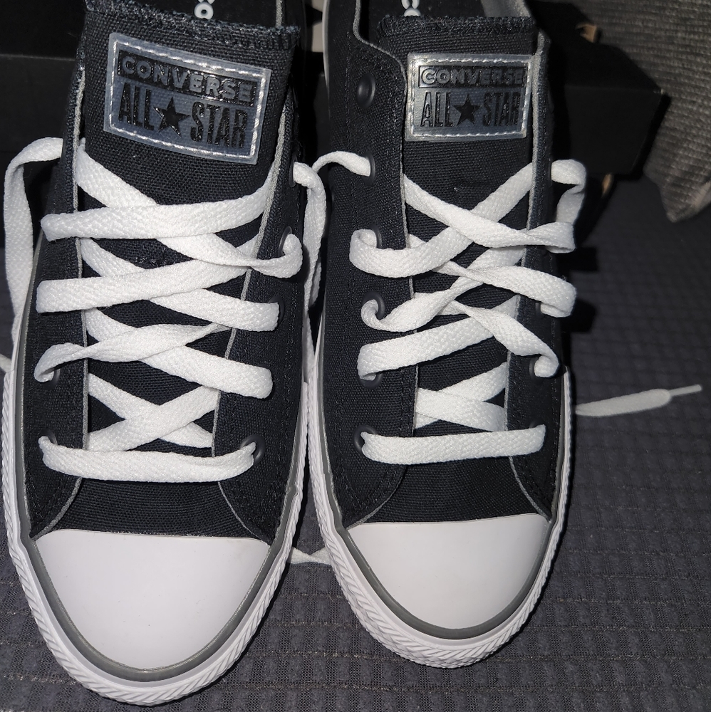 **RARE CONVERSE RED BOTTOMS UNISEX. Women's size 9 Men's size 7 see pics